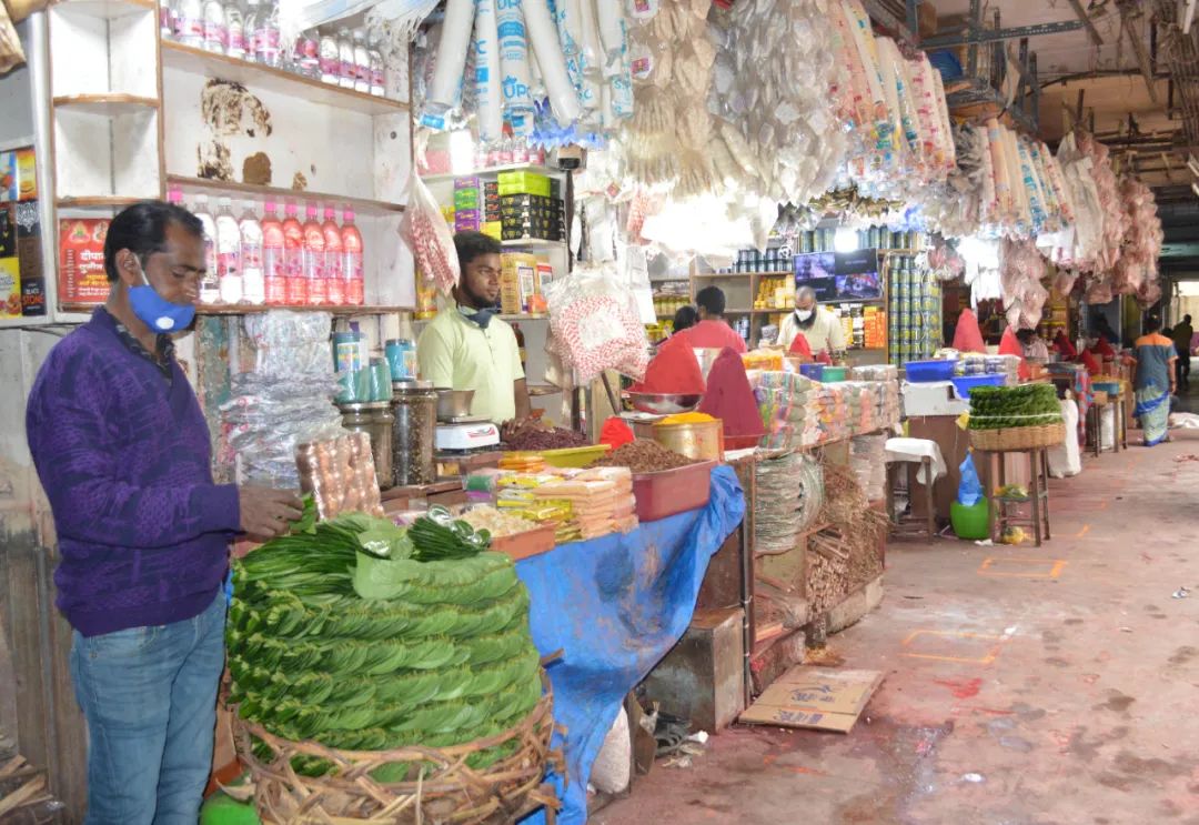 关闭5个月后，印度班加罗尔一处重新开放的市场（图片来源：新华社发）