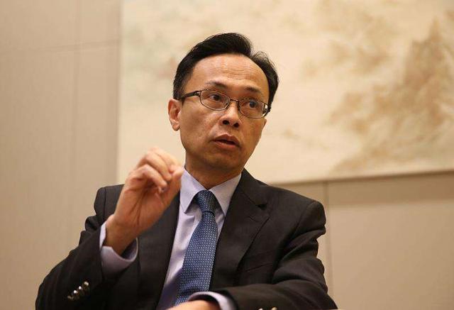 图为香港公务员事务局局长聂德权