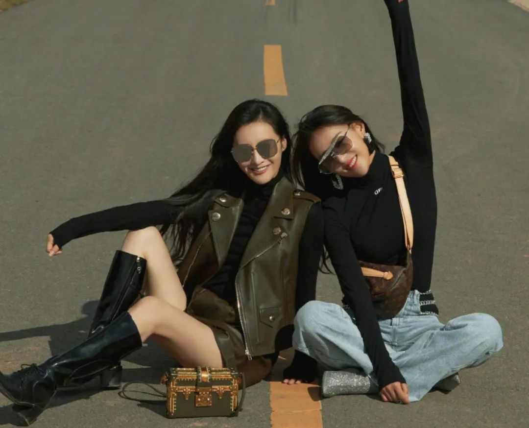 演员贾青在公路中央拍照,公众人物更应敬畏规则