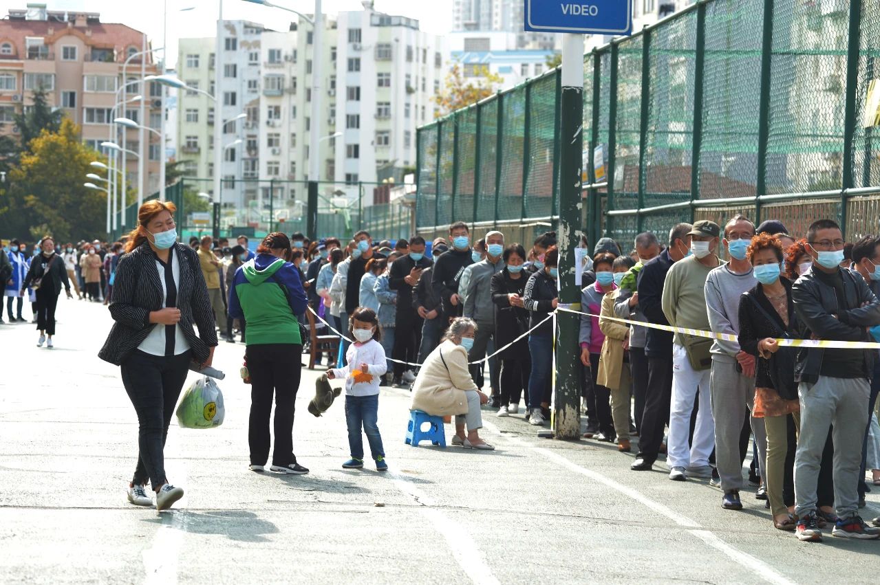 青岛市民正排队进行核酸检测