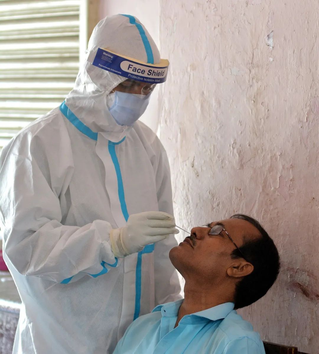 印度救护车司机崩溃：每天都要拉七八具疫情亡者遗体