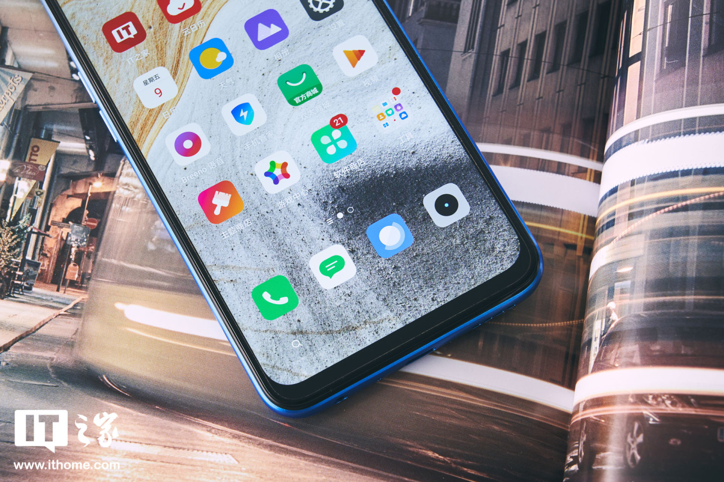 it之家开箱realme真我q2手机冲浪蓝孩开箱图赏