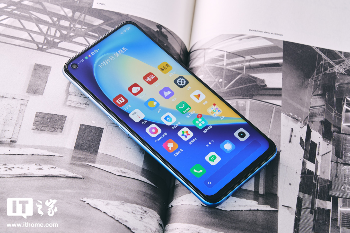 it之家开箱realme真我q2手机冲浪蓝孩开箱图赏