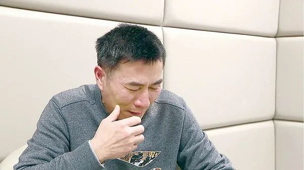 邓长明在接受审查调查时忏悔落泪。