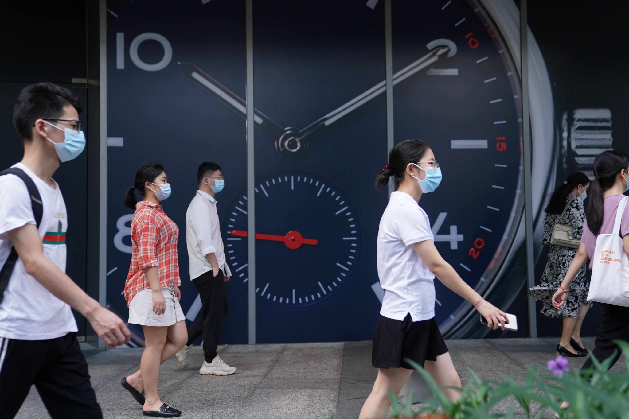  ▲2020年7月24日早晨，深圳前海，年轻人行走在上班路上。