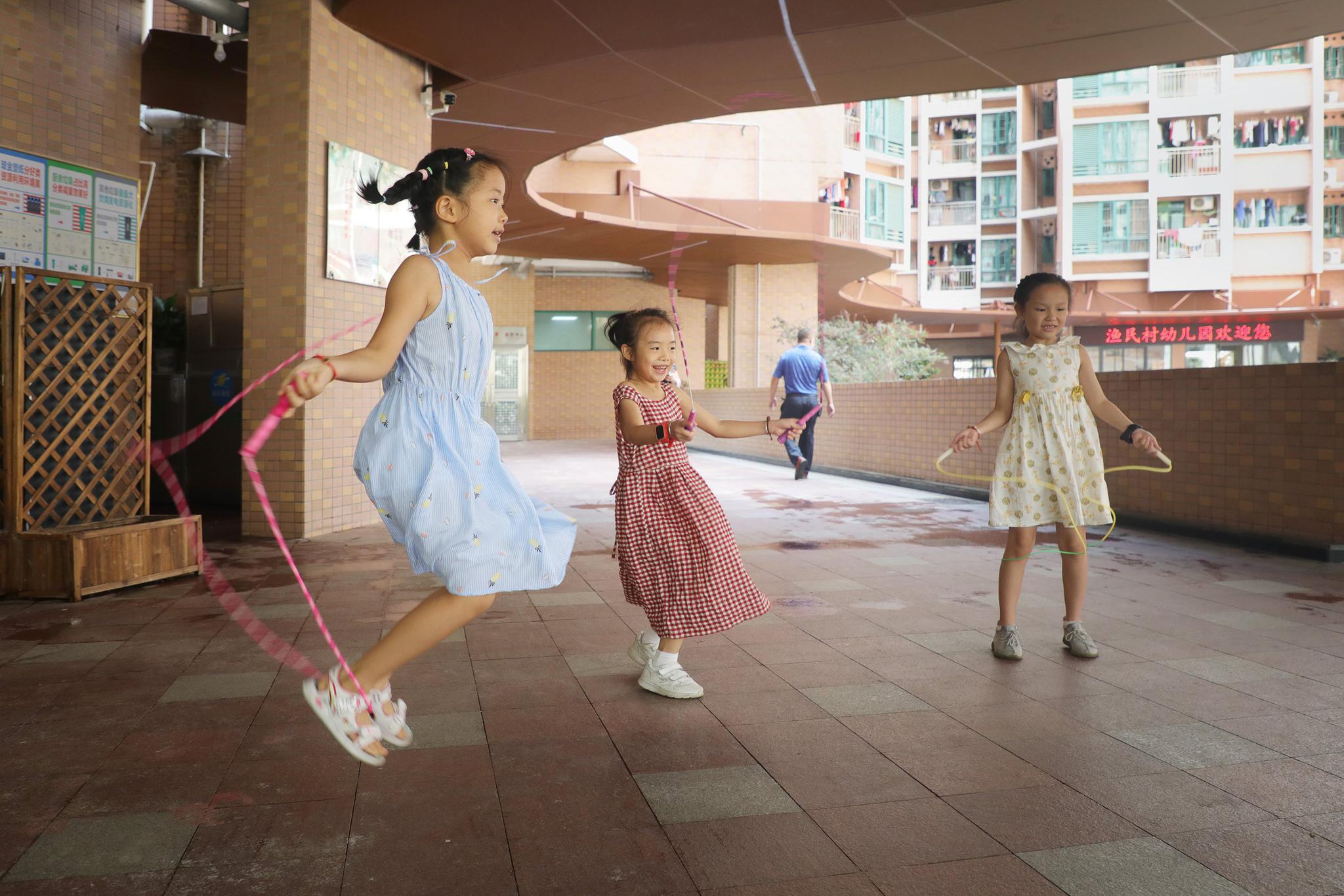  ▲2020年8月24日，深圳渔民村，小朋友跳绳玩耍。