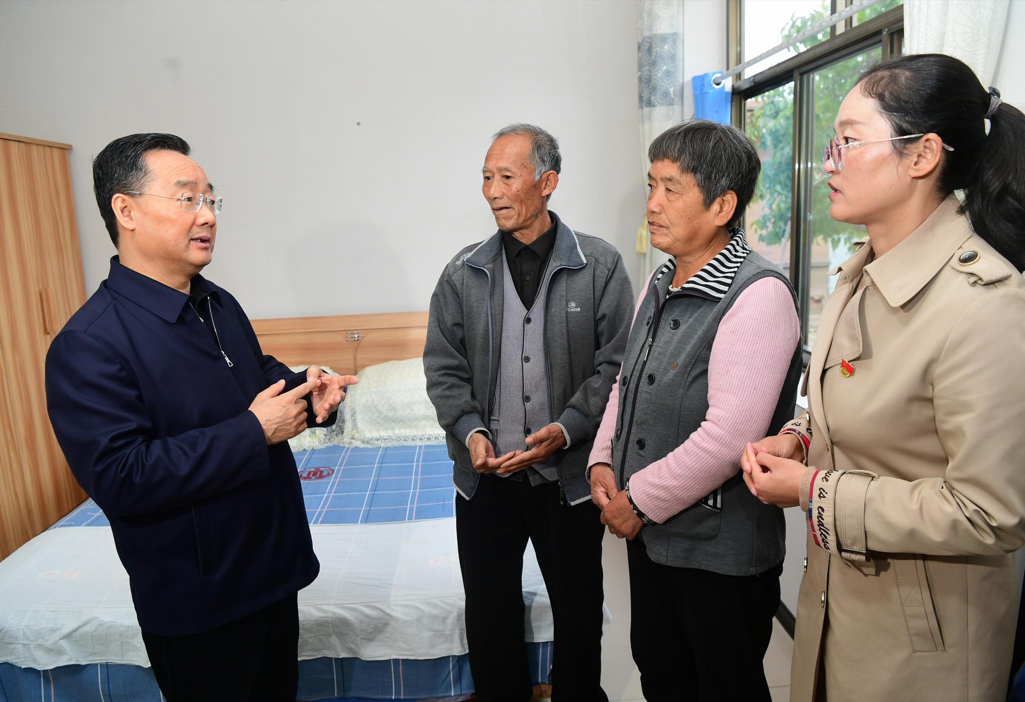 省委副书记,省长唐仁健10月13日在永登县调研脱贫攻坚和生态保护工作.