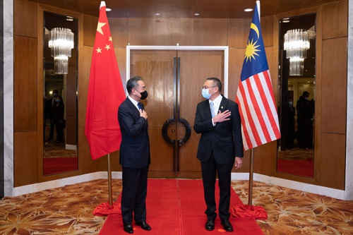 王毅同马来西亚外长希沙慕丁举行会谈