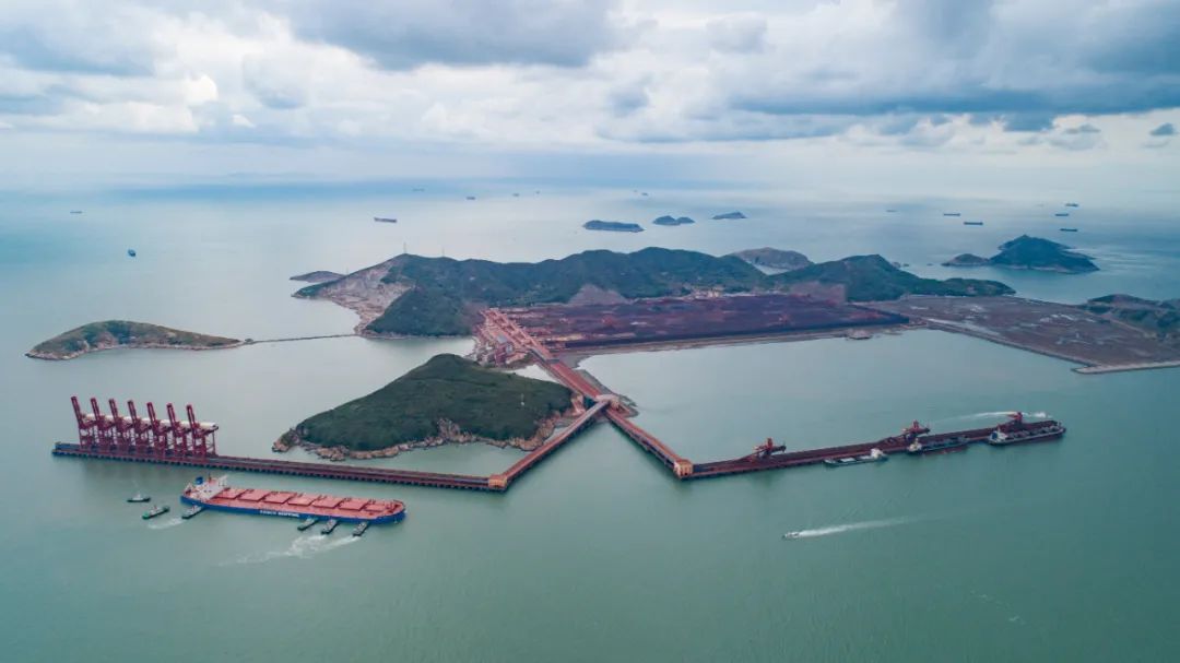 重点考察了舟山绿色石化基地,黄泽山油品储运基地等项目