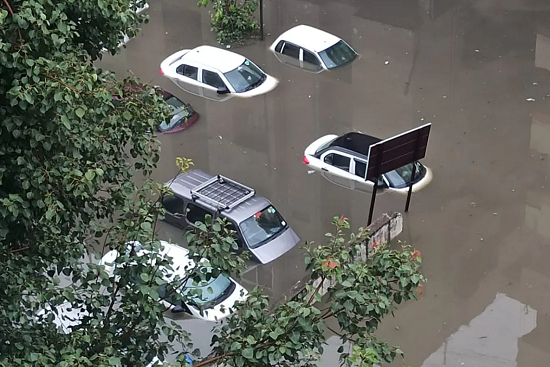 央视|印度南部海德拉巴市暴雨成灾 致11人死亡