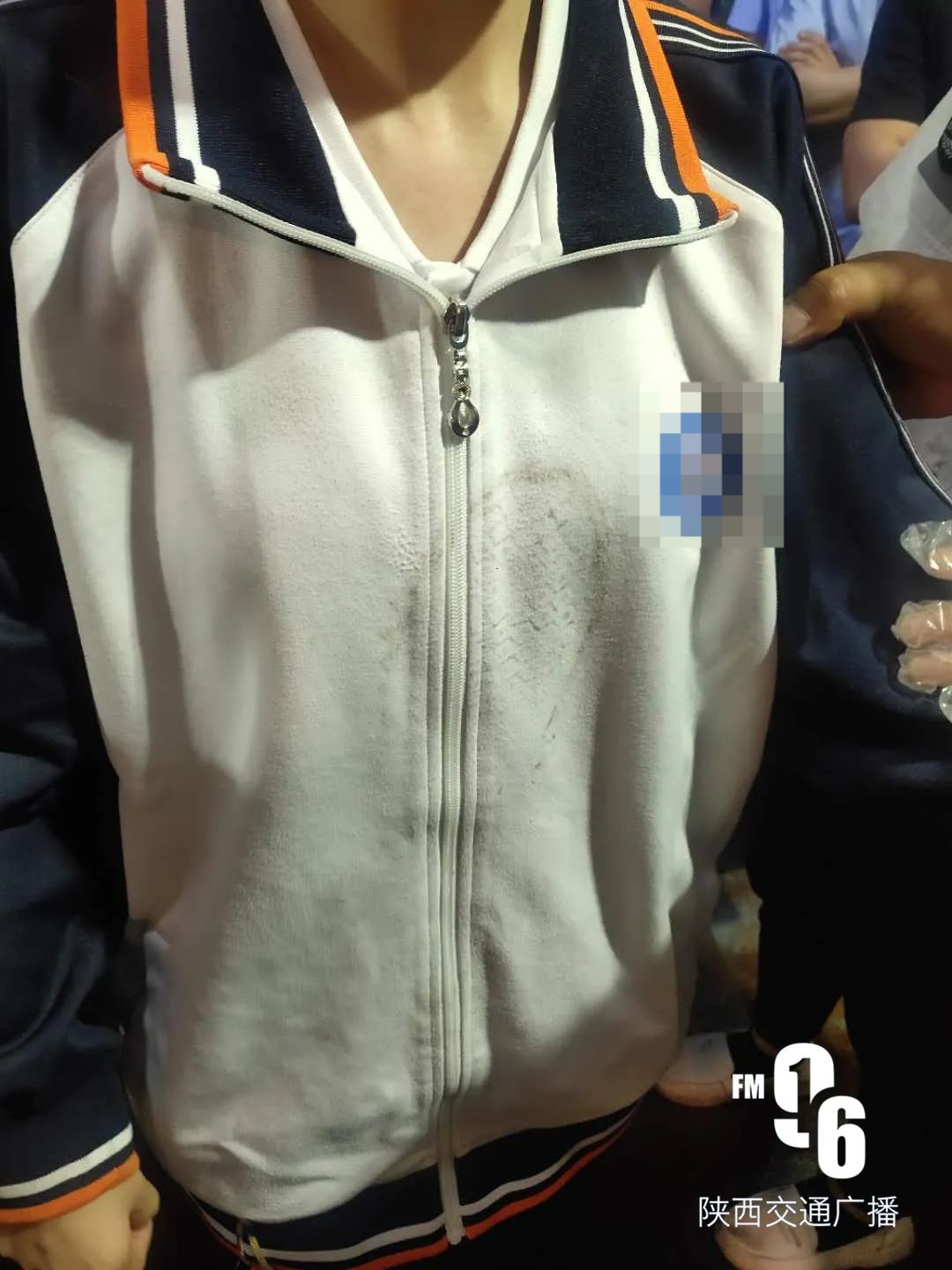 「遭殴打」因未给车让路 西安16岁女生遭年轻男女殴打住院