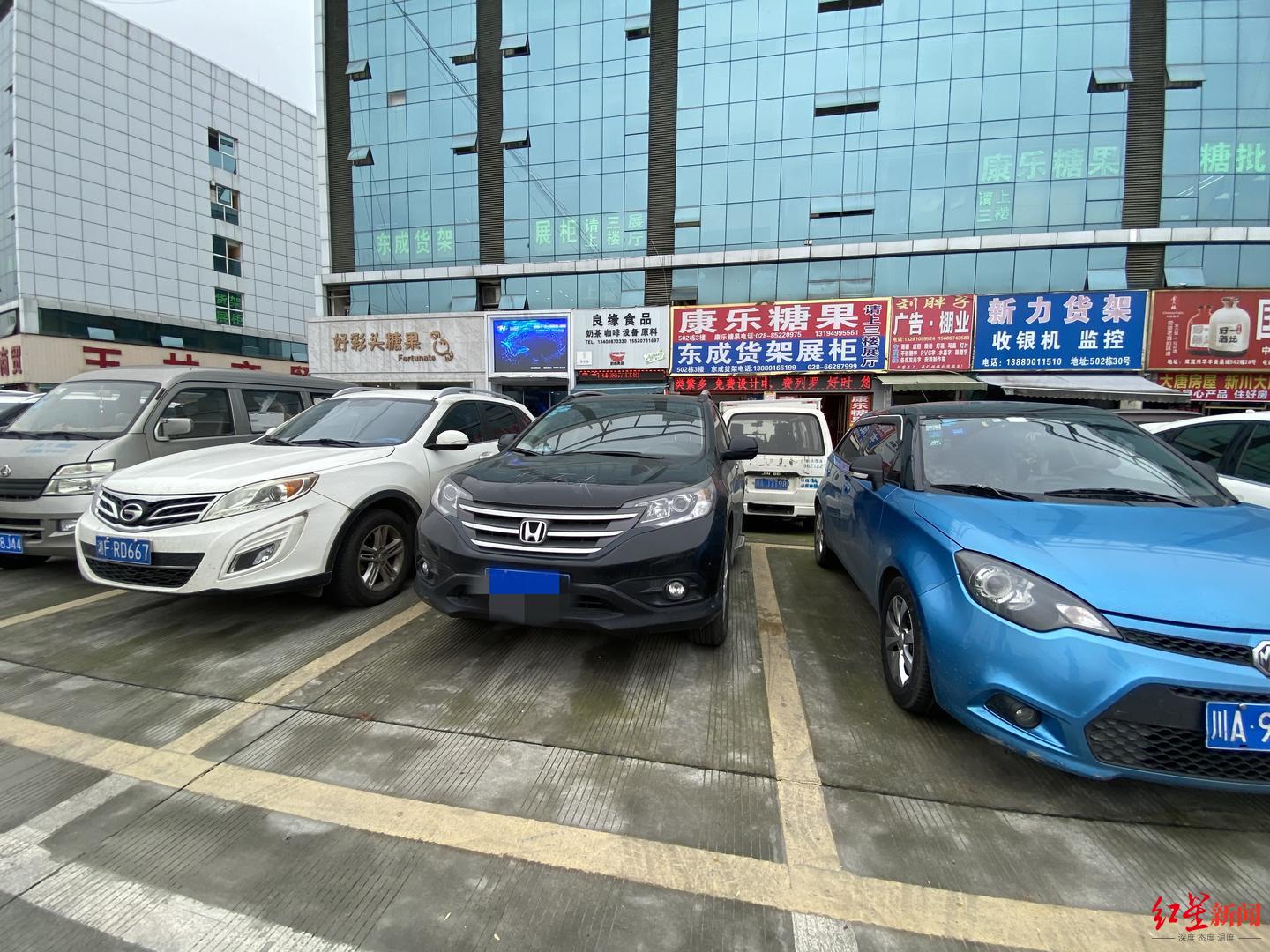 成都商报|女司机停车压线疑似被人在车头刻字 警方已立案调查