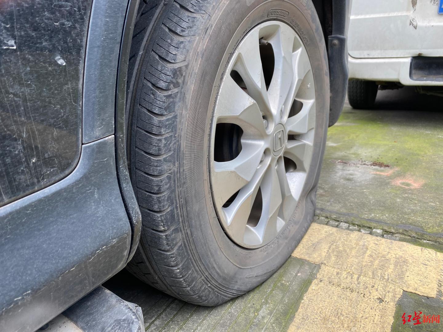 成都商报|女司机停车压线疑似被人在车头刻字 警方已立案调查