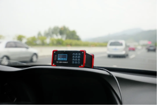 车载预警终端正在实时预警