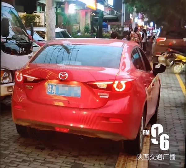 「遭殴打」因未给车让路 西安16岁女生遭年轻男女殴打住院