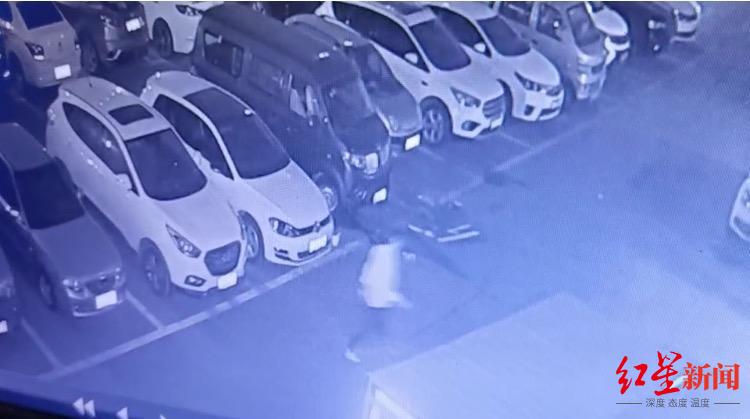 成都商报|女司机停车压线疑似被人在车头刻字 警方已立案调查