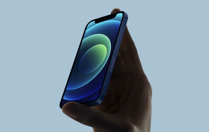 ▲ 美版 iPhone 的侧边，会看到一个椭圆的天线区。这是为毫米波专门设计的，其它地区版本的 iPhone 则不会有。