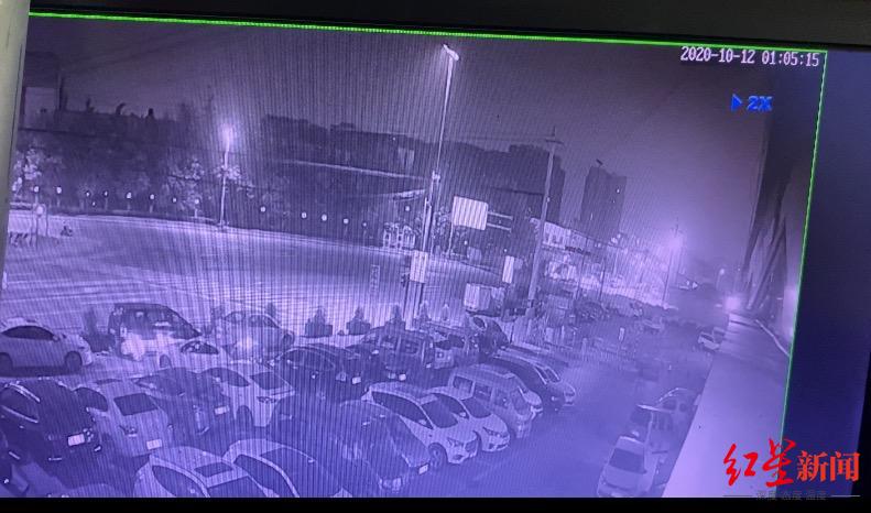 成都商报|女司机停车压线疑似被人在车头刻字 警方已立案调查