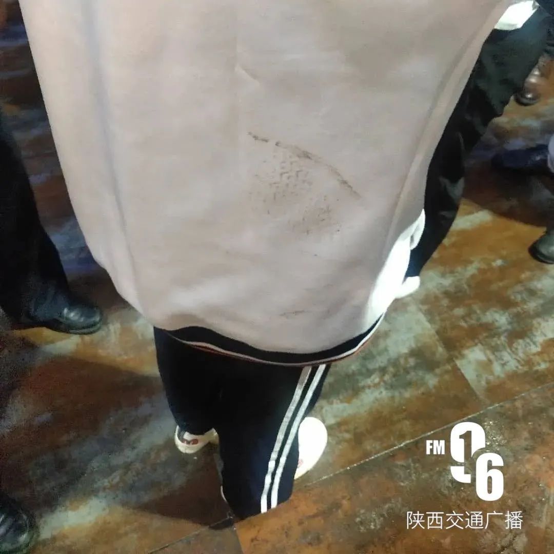 「遭殴打」因未给车让路 西安16岁女生遭年轻男女殴打住院