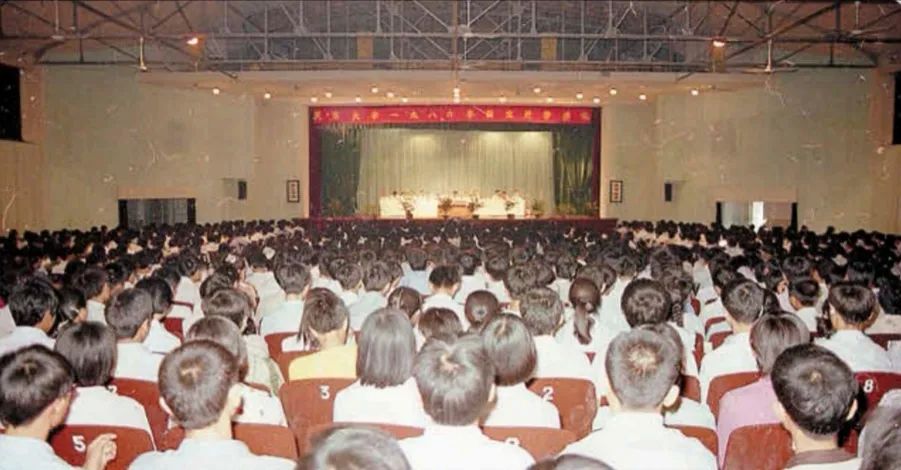 天大学生军训86级机类学生受阅方队通过检阅台积极实践的八十年代1987