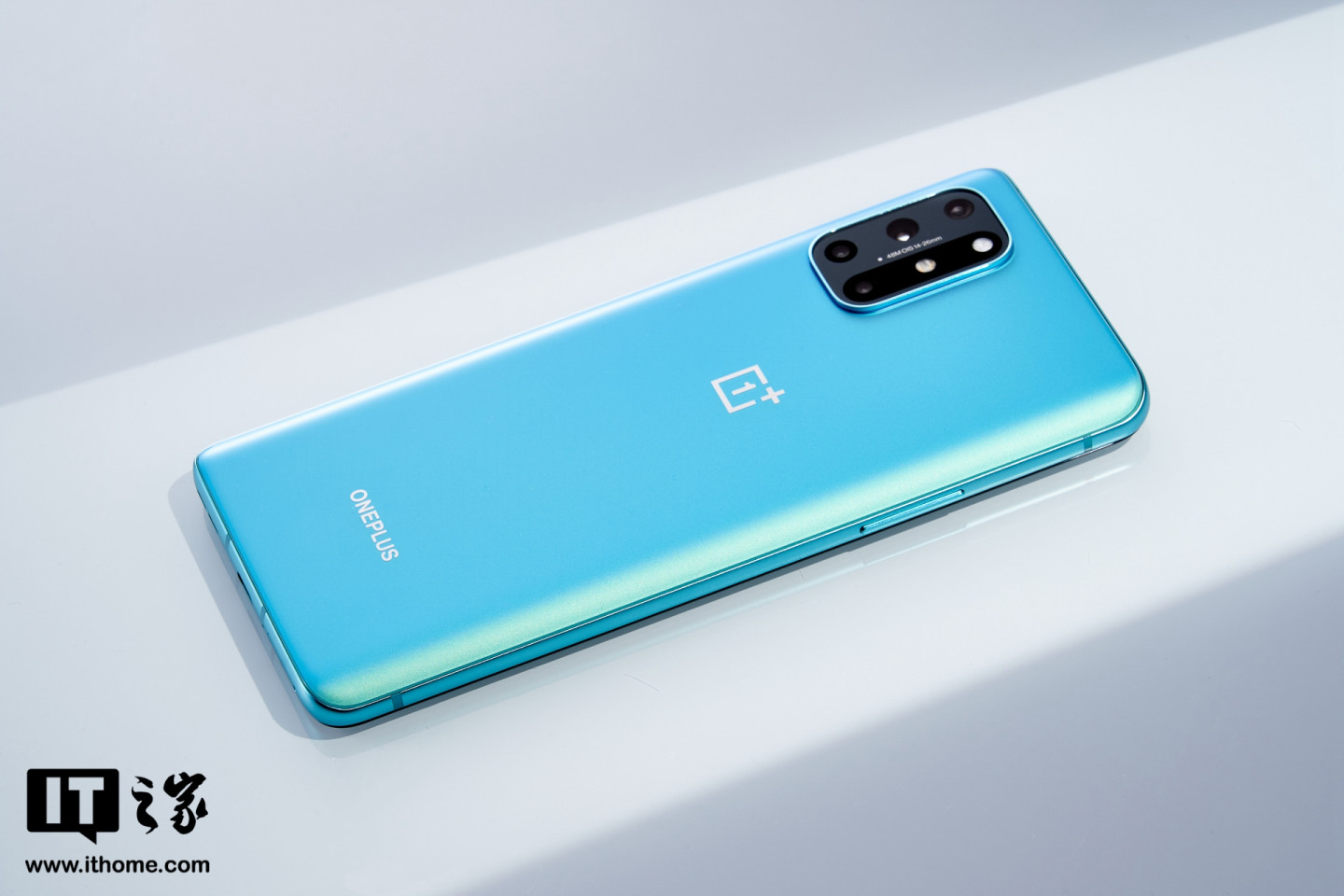 it之家开箱一加8t手机青域图赏可能是最不易沾指纹的亮面手机