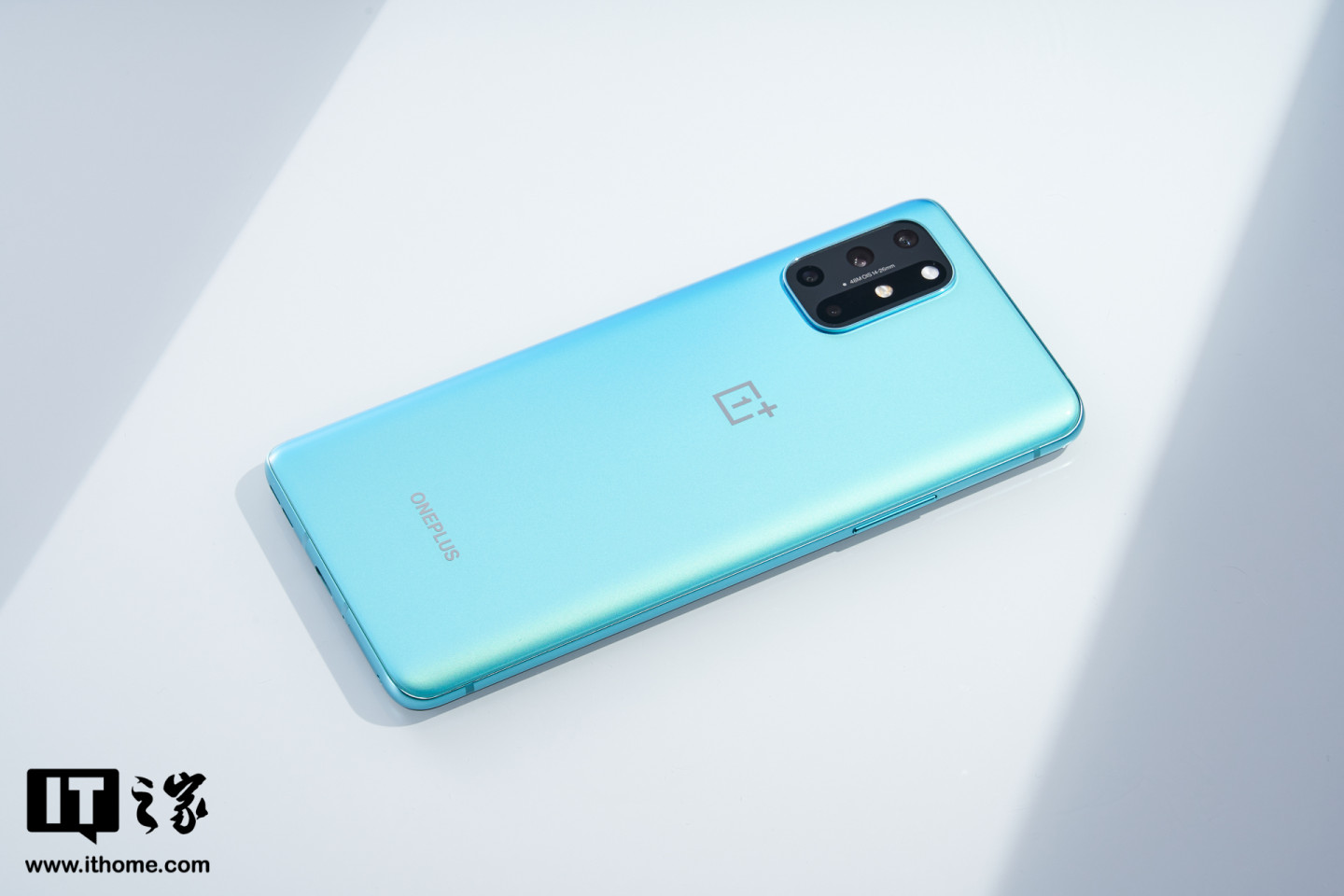 it之家开箱一加8t手机青域图赏可能是最不易沾指纹的亮面手机