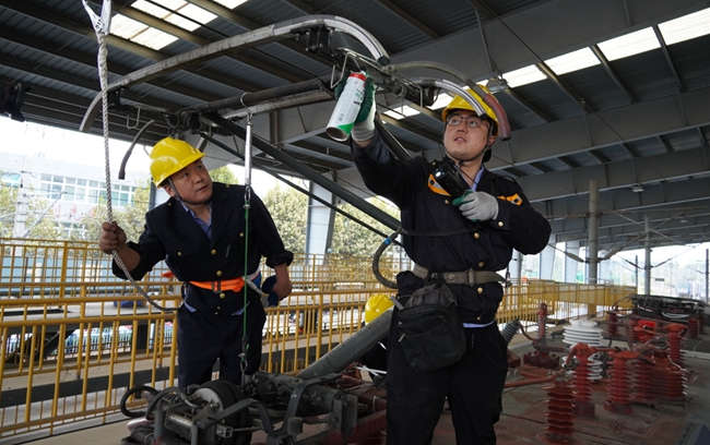 济南西机务段展开列车重点保养打响雾霾整治防御战