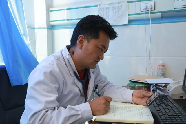 囊谦县人民医院急救中心主任尼玛江才正在上课 图片来源：阿里健康