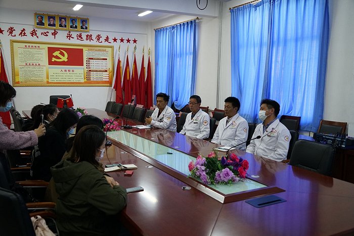 囊谦县人民医院多位代表正在接受记者采访图片来源：阿里健康