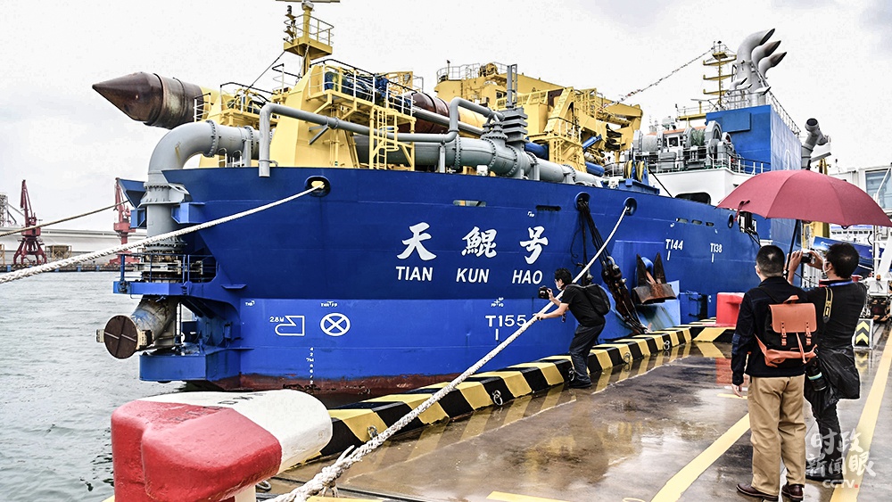 △10月13日，我国自主建造的“深海一号”暨蛟龙号以及亚洲最大重型自航绞吸船“天鲲号”抵达深圳蛇口邮轮母港，助阵2020中国海洋经济博览会。