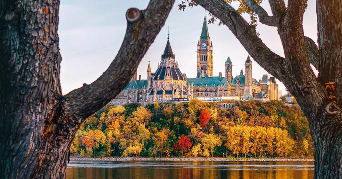 △加拿大议会大楼坐落在秋天的渥太华