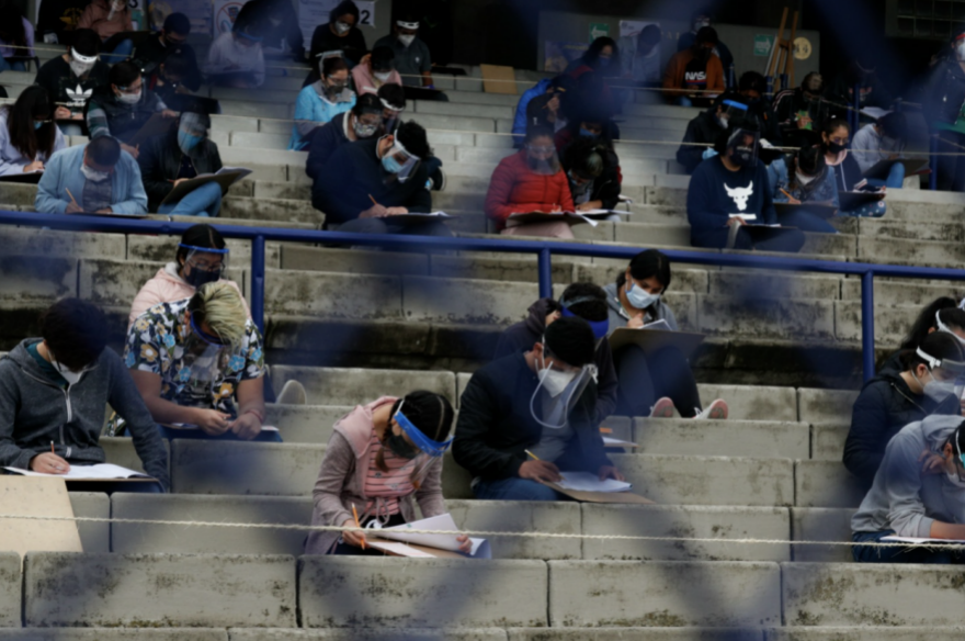 墨西哥学生参加考试（图片来源：美联社）