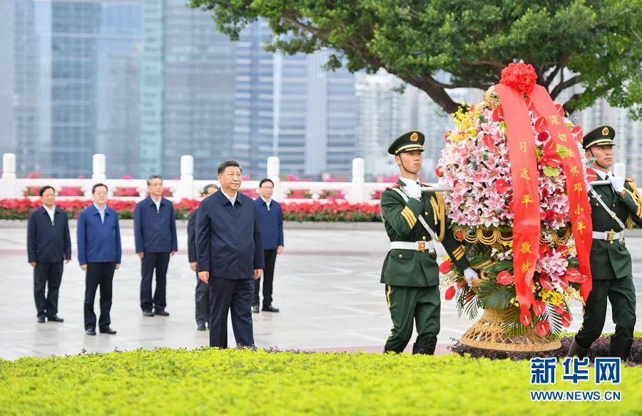  10月14日下午，习近平来到莲花山公园，向邓小平同志铜像敬献花篮。图源：新华社