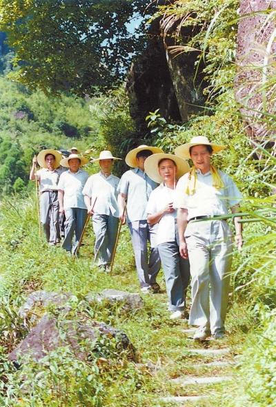 △1989年7月,习近平冒着酷暑,带头步行到宁德下党乡调研。