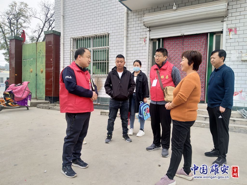 雄县教育局局长刘振岭为征迁群众讲解征迁和学生转学政策.程贺军 摄