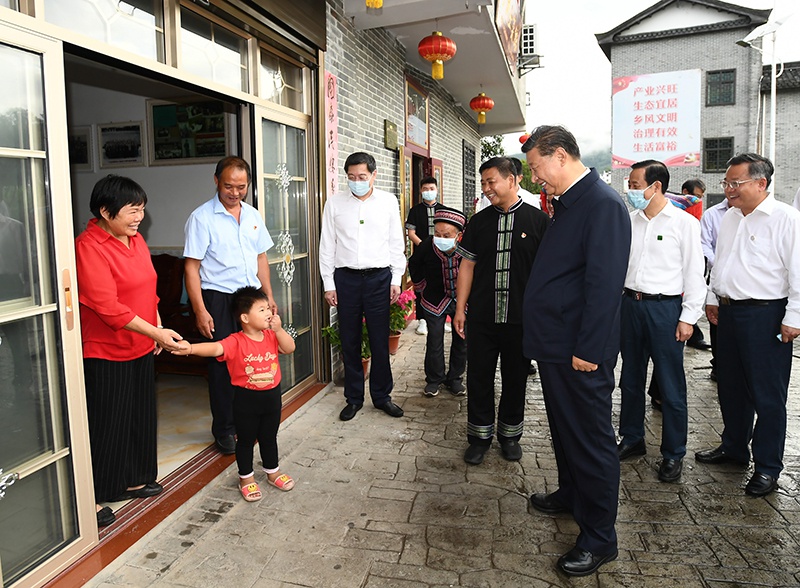 △2020年9月16日,习近平在湖南郴州市汝城县文明瑶族乡沙洲瑶族村察看村容村貌,同村民亲切交谈。