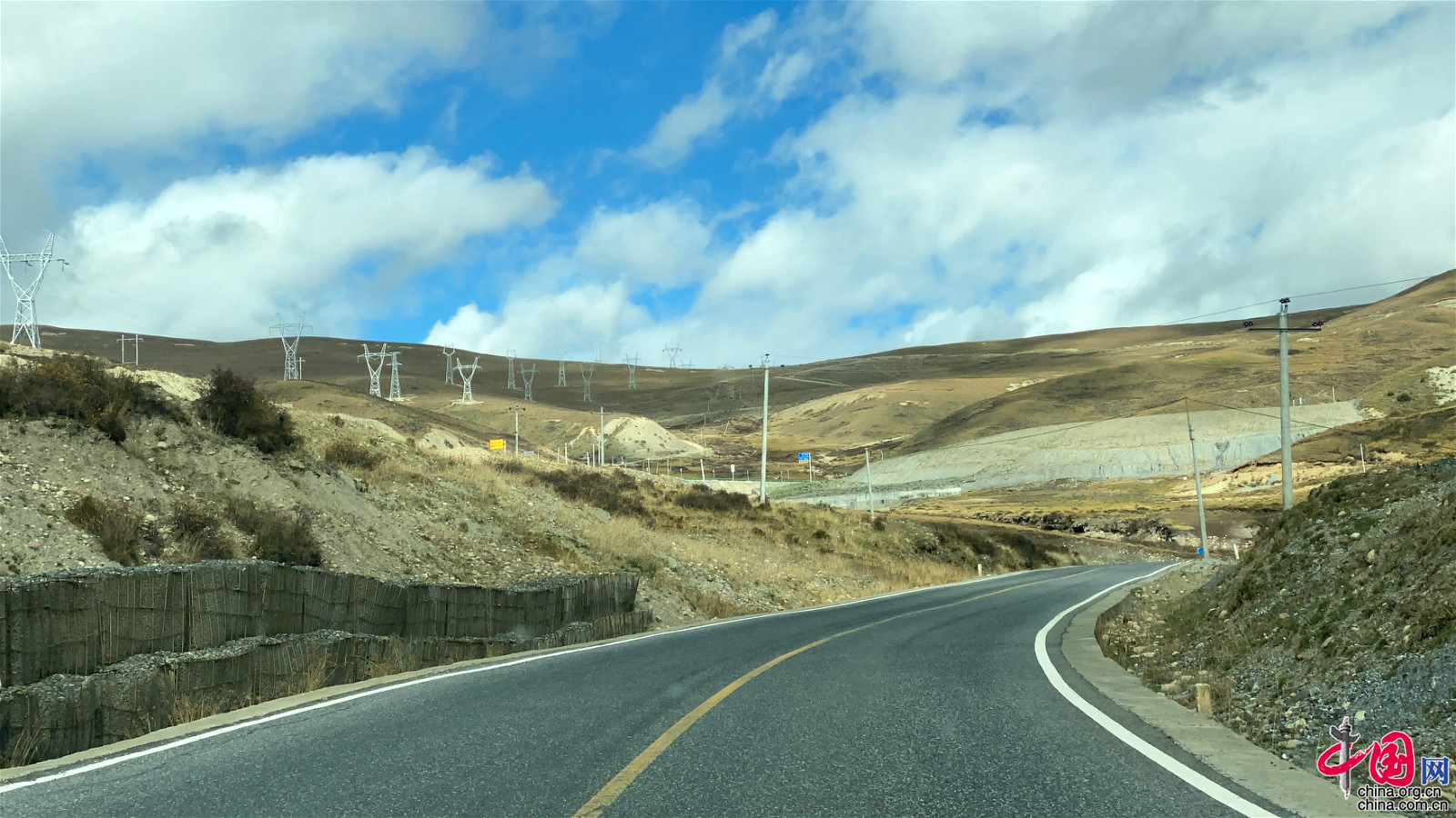 去往石渠县途中,四川省道s456线其中一段掠影.中国网记者胡俊 摄