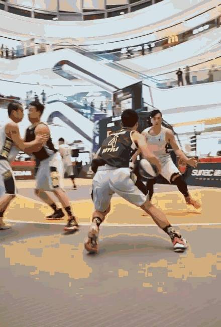 一名叫马斌的球员因防守动作过大引起热议登上热搜 手机新浪网