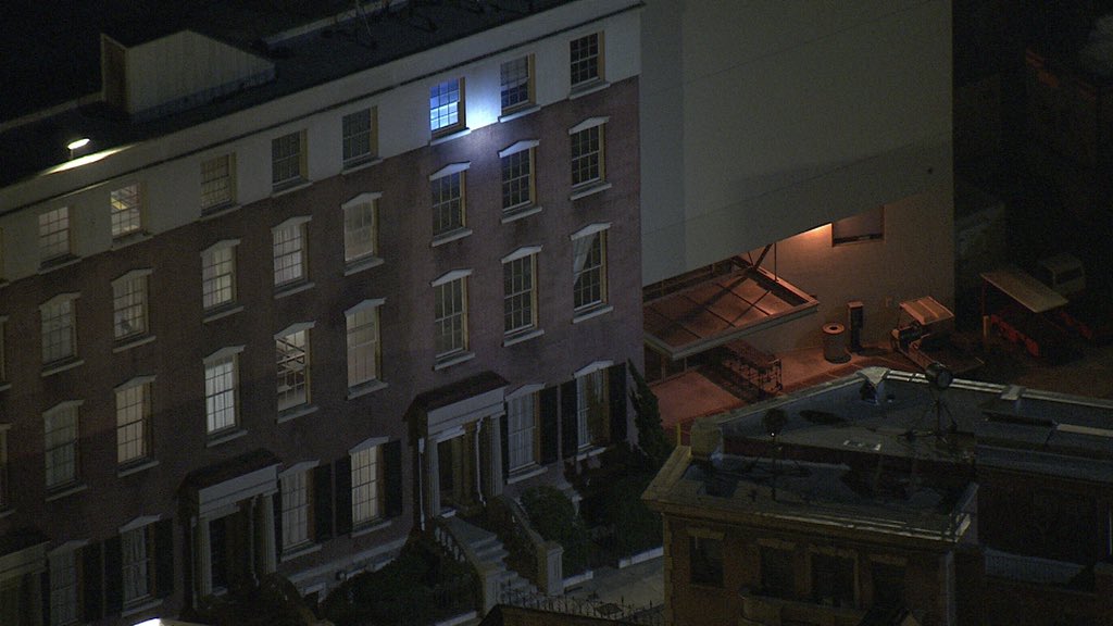 警察将灯光对准建筑高层的一扇窗户。（图源：推特）
