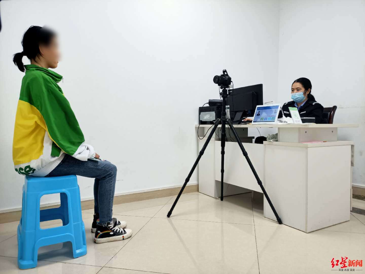 “上户前父亲索要6万6”进展：24岁女孩拿到第一张身份证