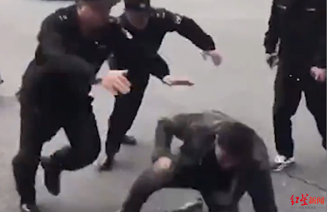 打人视频截图。图据网络
