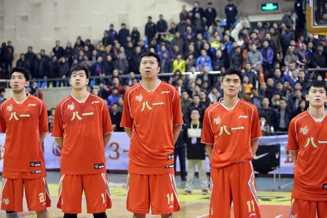  2013-2014赛季，八一队的“全华班”。图/中国新闻图片网