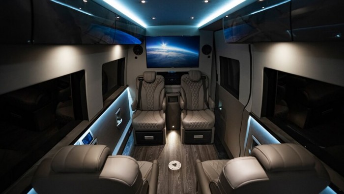 奔驰sprinter配上防弹装甲变身高管专享移动办公室