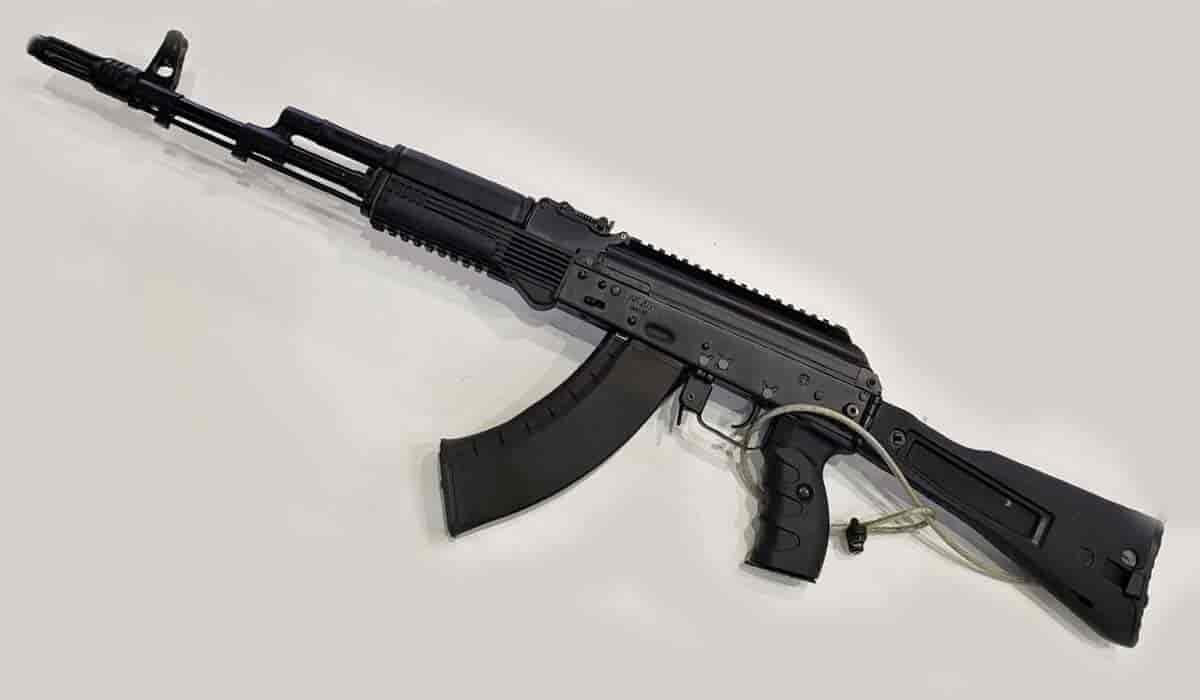 印度副防长访问俄 推进在印大批量生产AK203突击步枪