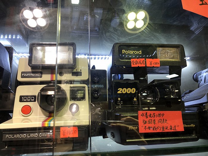 橱窗里一部分是贵价货，一部分是郭亮父子私人收藏。拍摄：徐诗琪