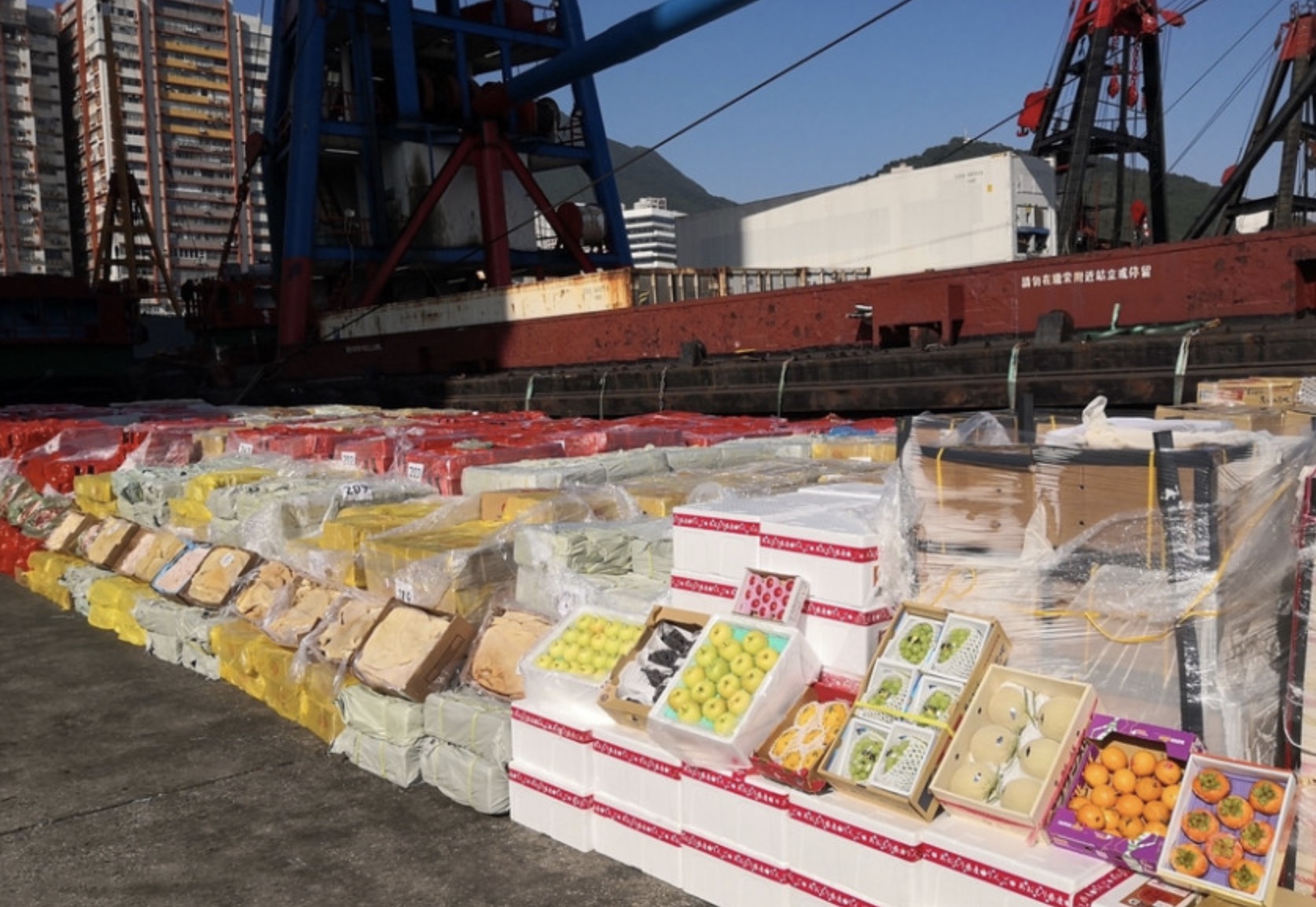 香港海关首次发现不法分子涉嫌利用趸船走私高价值水果案件