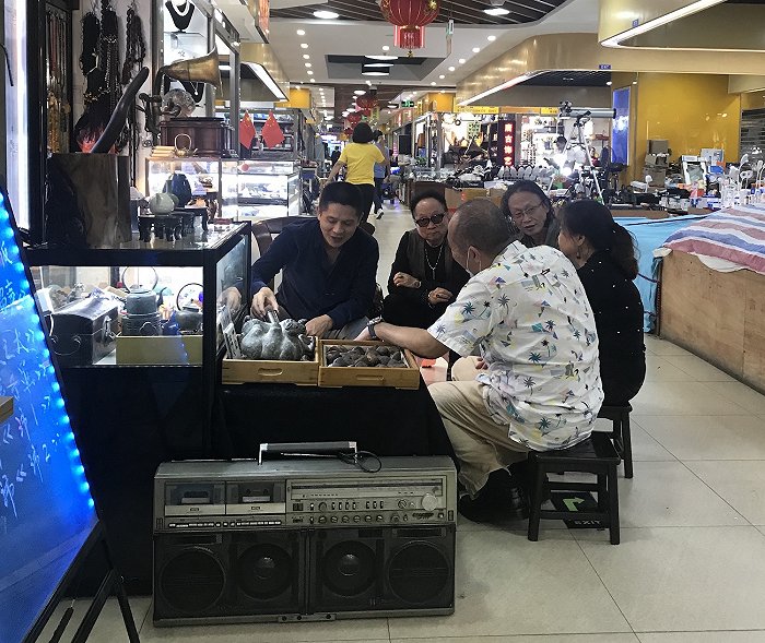 坐在门口闲聊的“老男人”们。拍摄：吴容