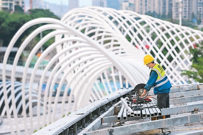 深圳又一地标建筑——128米高的深圳宝安滨海文化公园摩天轮目前正加紧建设。图为建设者在建设现场施工。　　新华社记者 刘大伟摄