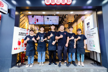 (图为晴隆县商户"书亦烧仙草"的店主及店员.图片由美团提供)