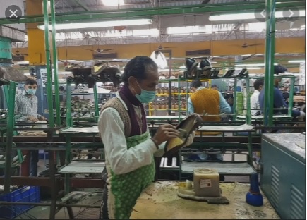 印度坎普尔一工厂内，工人正在制鞋。（彭博新闻社网站）